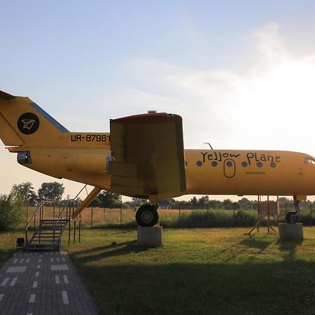 Yellow Plane Yurov Exterior photo