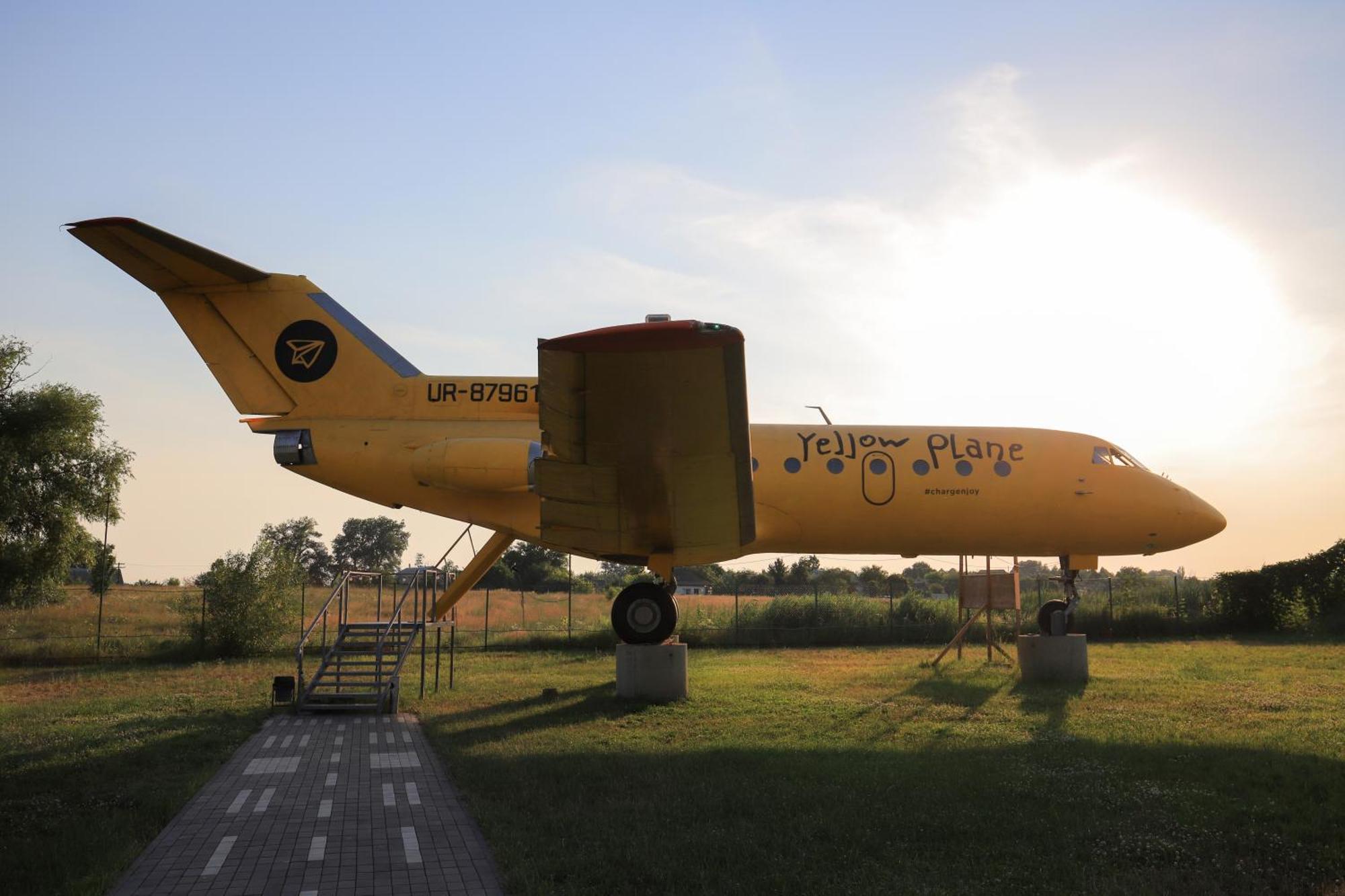 Yellow Plane Yurov Exterior photo